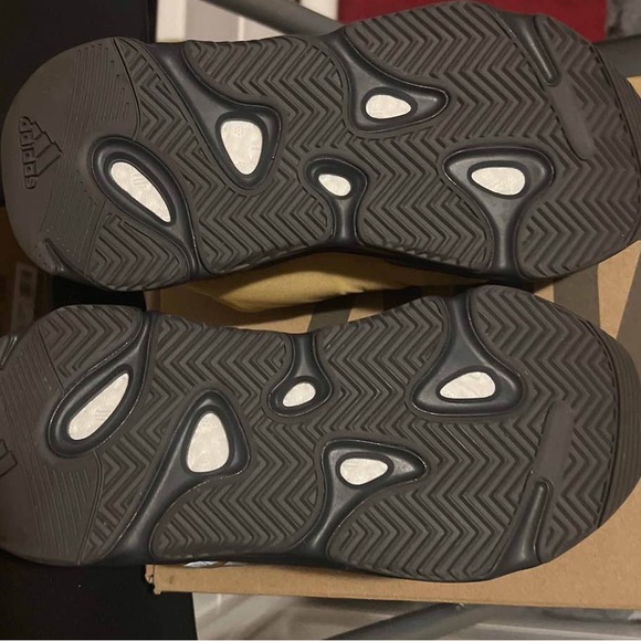 Yeezy 700 - Picture 3 of 6